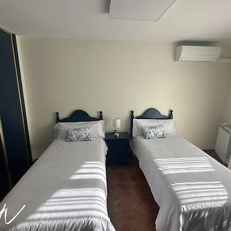 Hostal Valderas מלון *